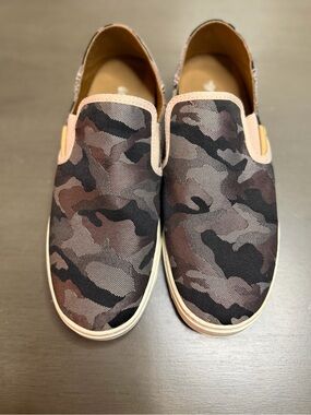 OluKai Women's Slip-On Camouflage Canvas Slippers - Black & Brown